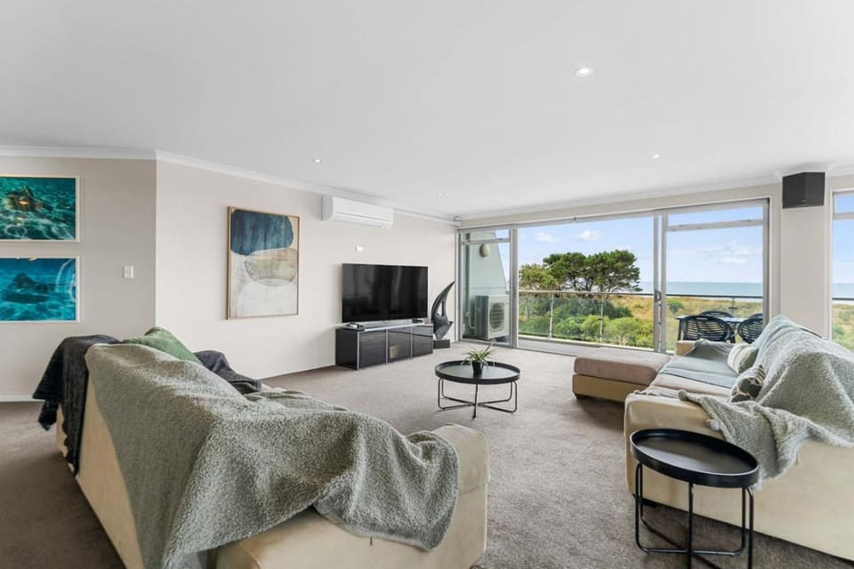Penthouse and Panoramic Views Apartment in Bay Of Plenty