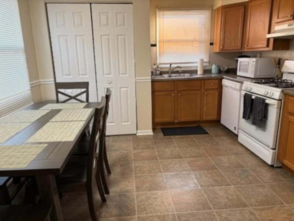 Charming 3 bed 1 story Home near Naval Base House in Waukegan