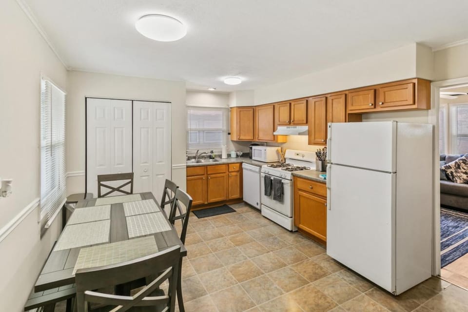 Charming 3 bed 1 story Home near Naval Base House in Waukegan