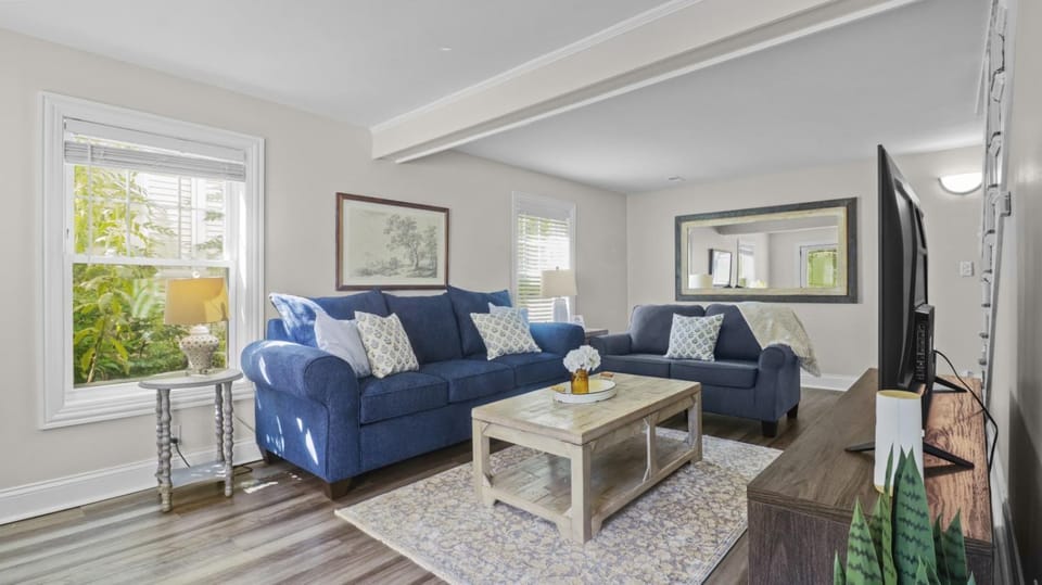 Home with Garage in DT Libertyville Near Naval Base House in Illinois