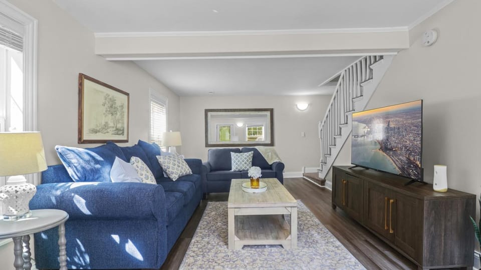 Home with Garage in DT Libertyville Near Naval Base House in Illinois