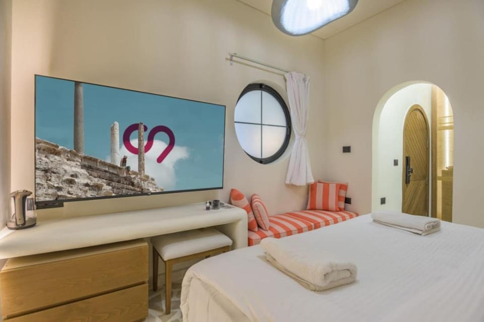 Bed, TV and multimedia, Photo of the whole room, Bedroom, towels, air conditioner