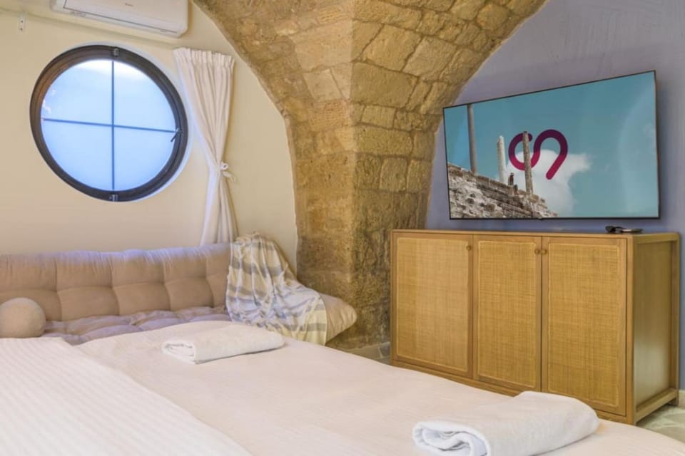 Bed, TV and multimedia, Photo of the whole room, Bedroom, towels