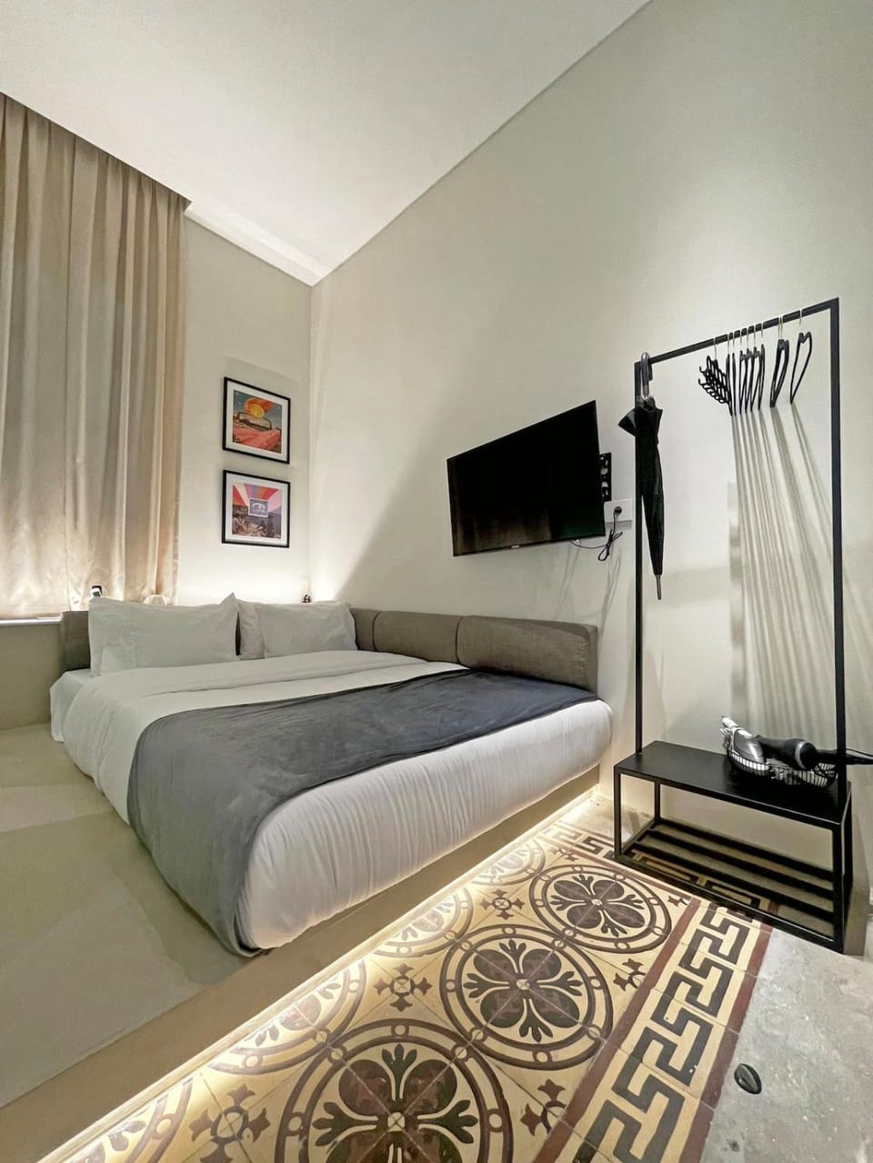 Bed, TV and multimedia, Photo of the whole room, Bedroom