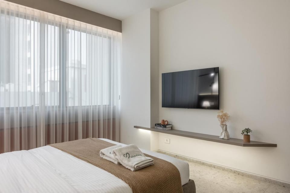 Bed, TV and multimedia, Photo of the whole room, Bedroom, towels