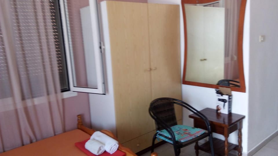 Photo of the whole room, Bedroom, wardrobe