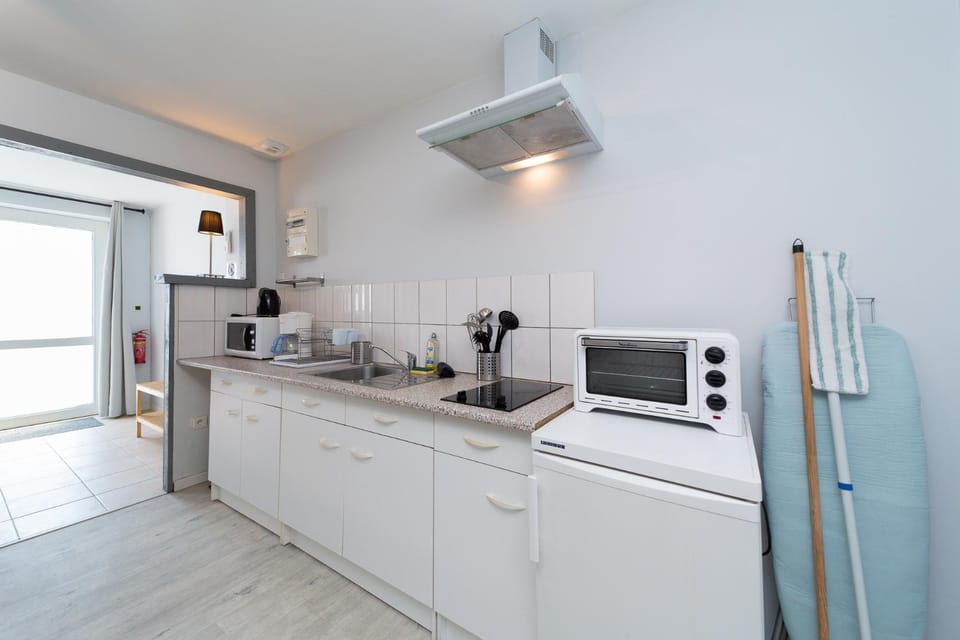 Coffee/tea facilities, microwave, toaster, kitchen