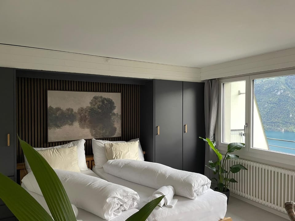 Bedroom, Lake view, Mountain view, wardrobe