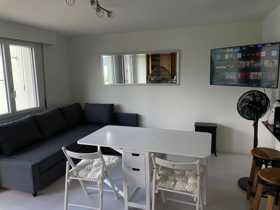 TV and multimedia, Living room, Seating area, Dining area