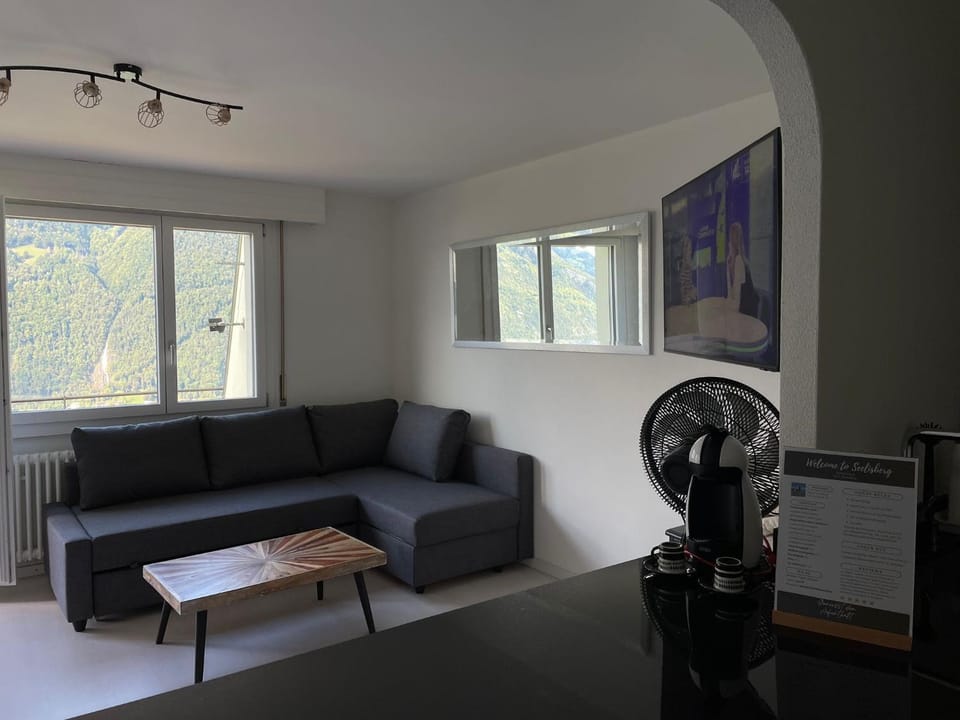 Coffee/tea facilities, Living room, Seating area, Mountain view