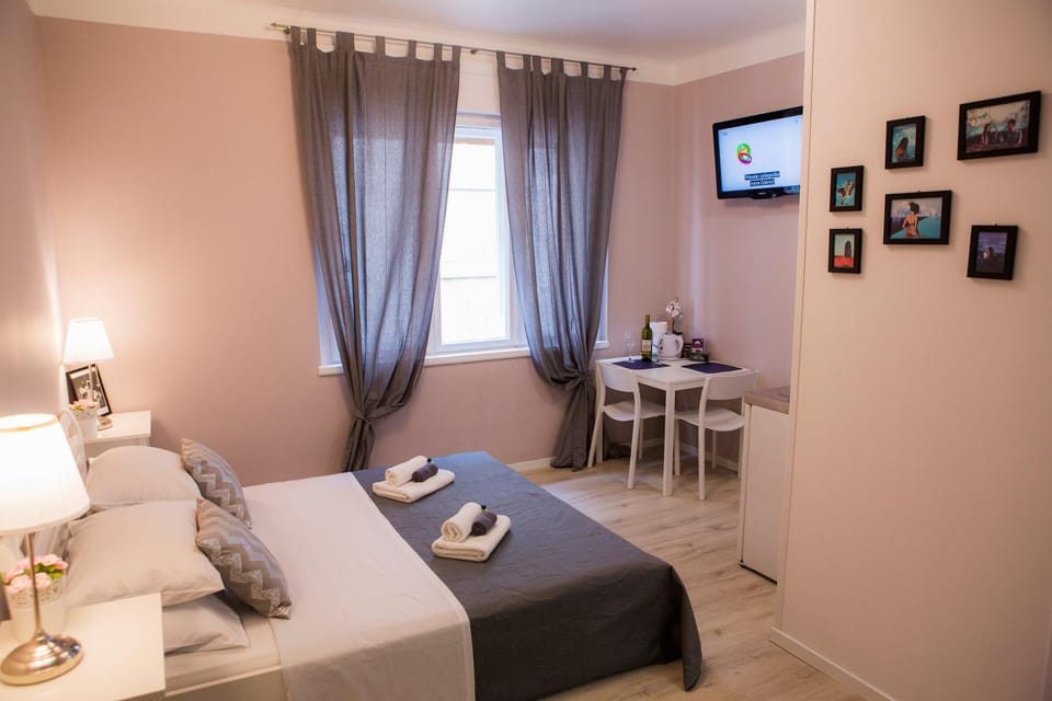 Bed, TV and multimedia, Kitchen or kitchenette, Living room, Seating area, Bedroom