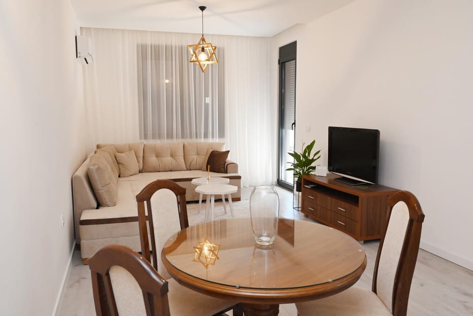 TV and multimedia, Seating area, Dining area