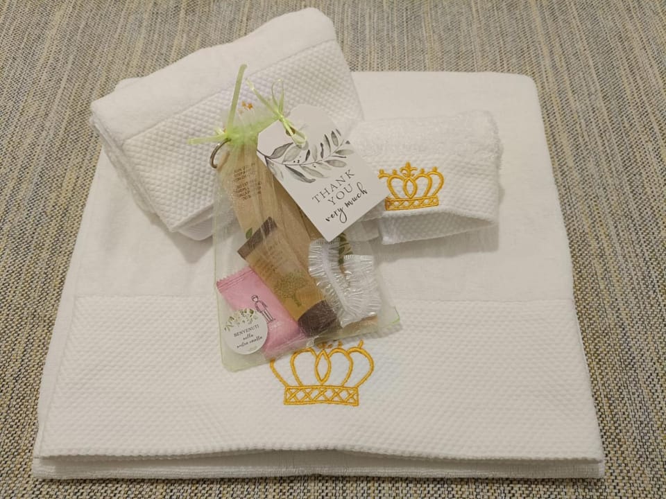 Bedroom, towels