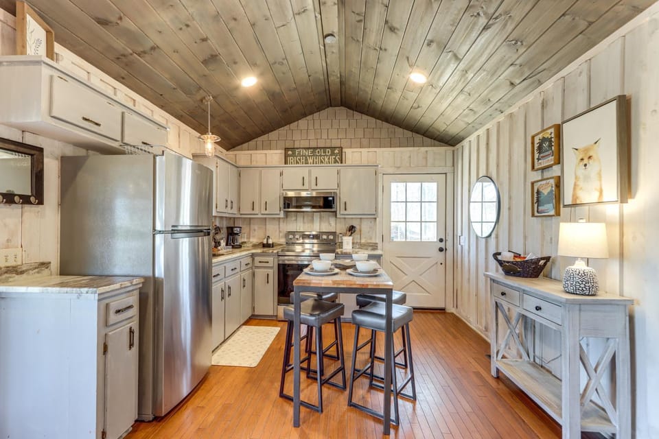 3 Mi to Dtwn: Blue Ridge Cabin w/ Hot Tub & Views Cabin in Blue Ridge