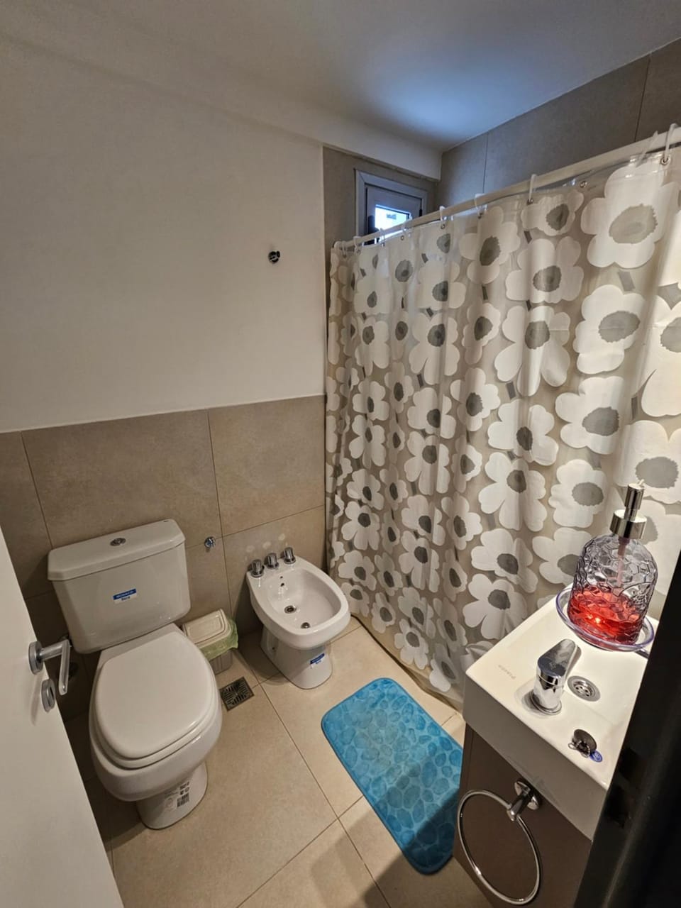 Shower, Toilet, Bathroom, bidet, towels