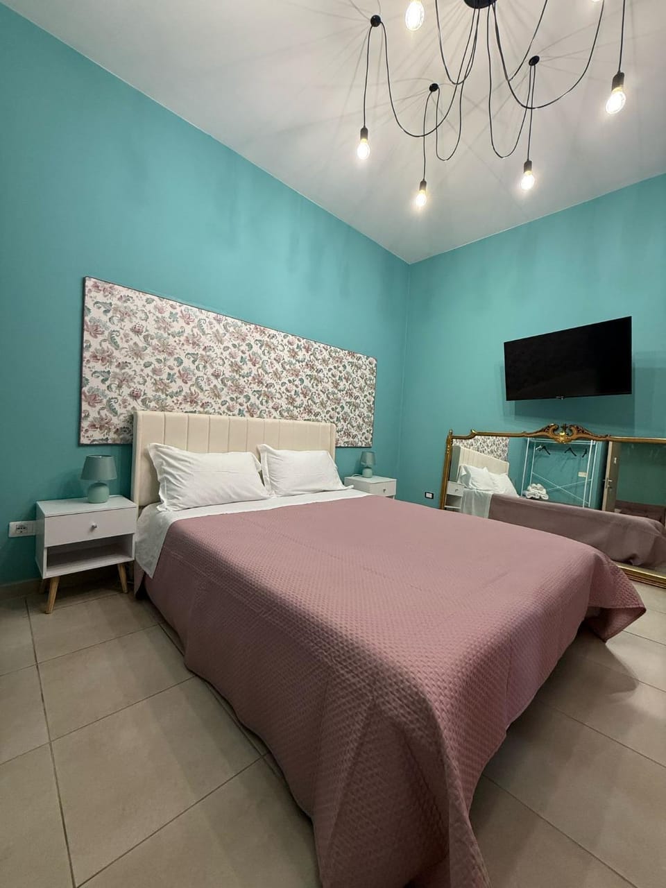 Bed, TV and multimedia, Photo of the whole room, Bedroom