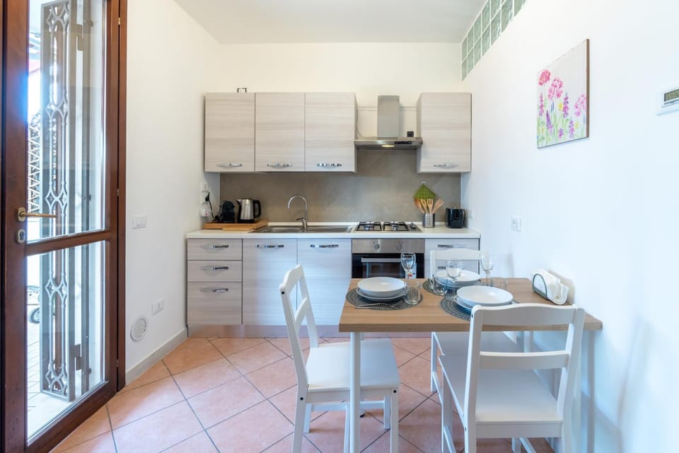 Kitchen or kitchenette, Dining area, stove
