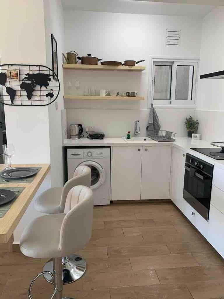 Coffee/tea facilities, Kitchen or kitchenette, oven, stove, toaster