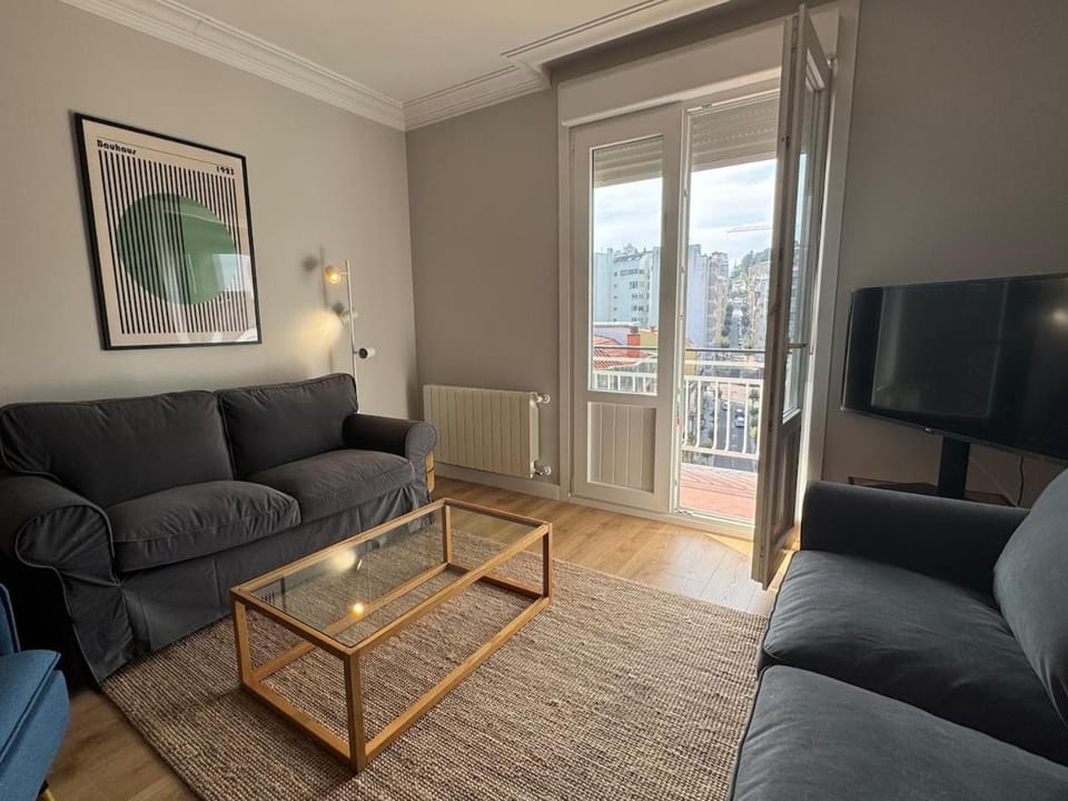 TV and multimedia, Living room, Seating area, Evening entertainment