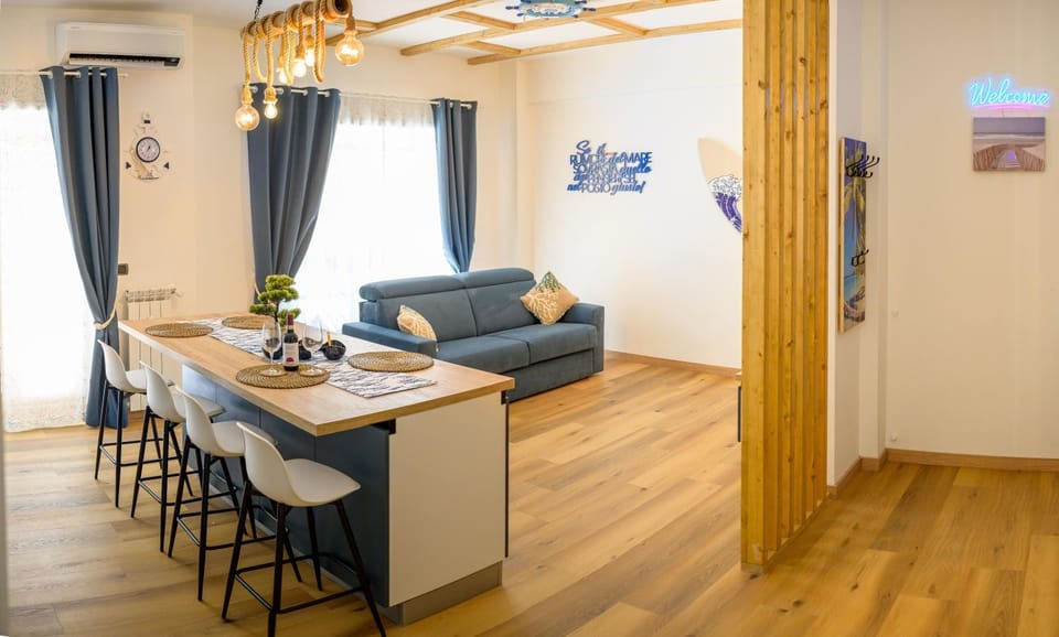 Bed, Living room, Food and drinks, Seating area, Dining area