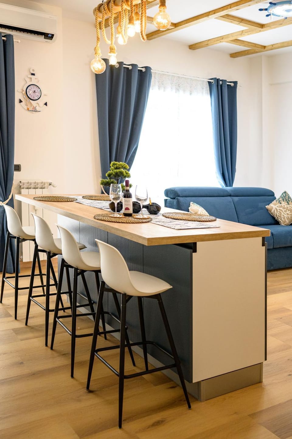 Living room, Food and drinks, Seating area, Dining area