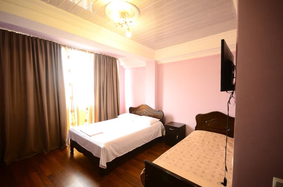 Bed, TV and multimedia, Photo of the whole room, Bedroom