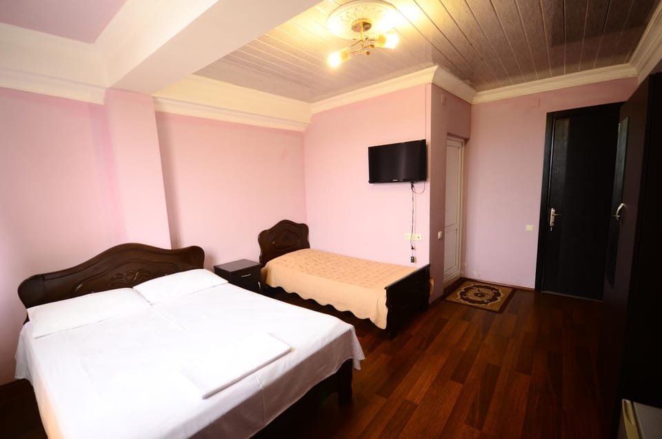 Bed, TV and multimedia, Photo of the whole room, Bedroom