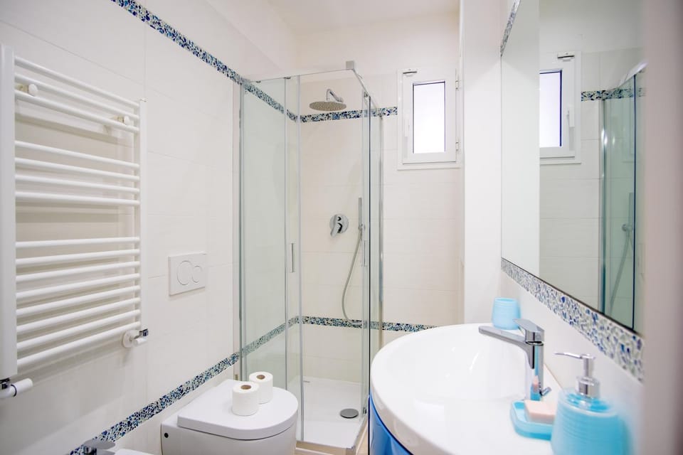Shower, Toilet, Bathroom, towels