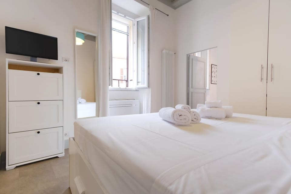 Bed, TV and multimedia, Photo of the whole room, Bedroom, towels, wardrobe