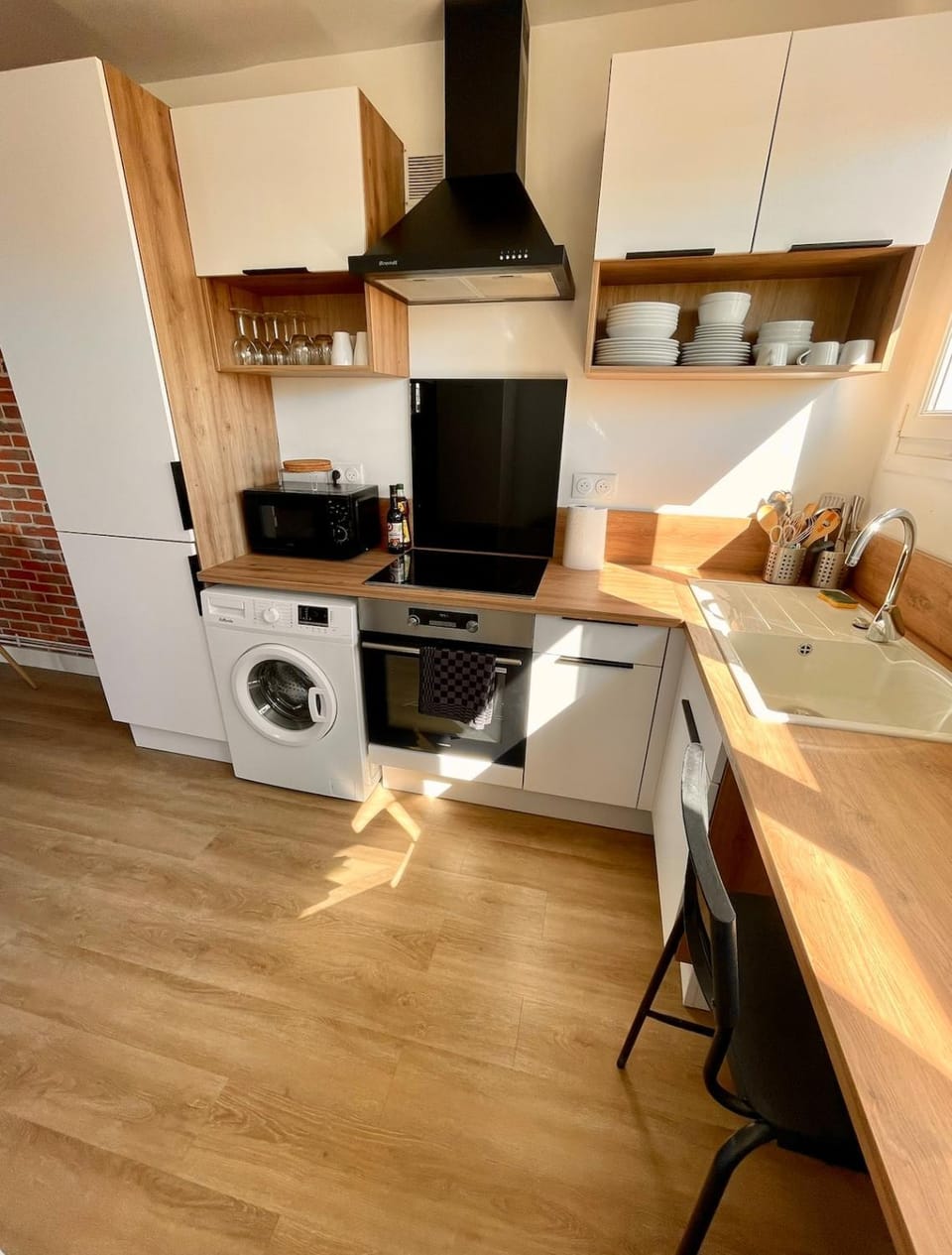 Kitchen or kitchenette, oven