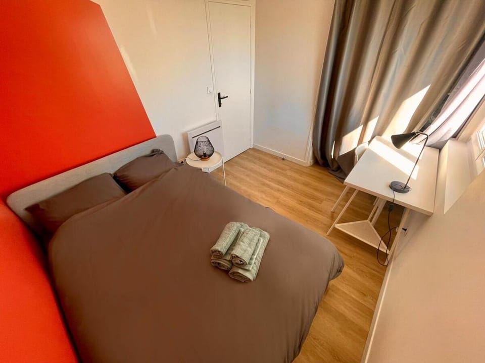 Bed, Photo of the whole room, Bedroom, towels