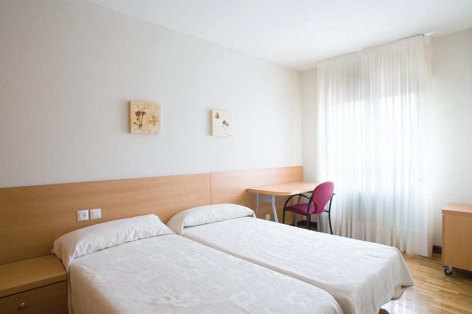 Bed, Photo of the whole room, Seating area, Bedroom