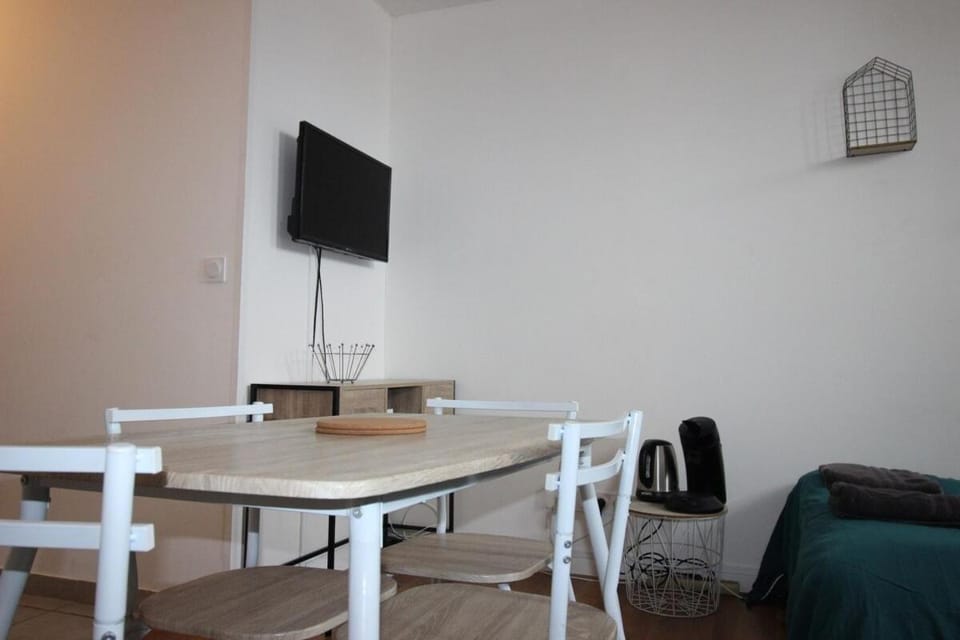 Chez Dan - Studio NEUF - 2 lits 2 personnes - internet - Centre ville - Parking proche - Proche gare - Géré par PrestaZen'Services Apartment in Verdun