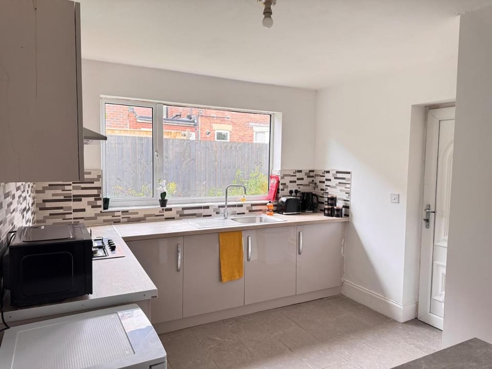 4 Bedroom House in Newcastle city centre location, Free Parking, Fast WiFi House in Newcastle upon Tyne