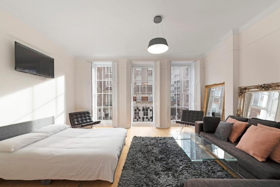 Bed, TV and multimedia, Living room, Photo of the whole room, Seating area, Bedroom
