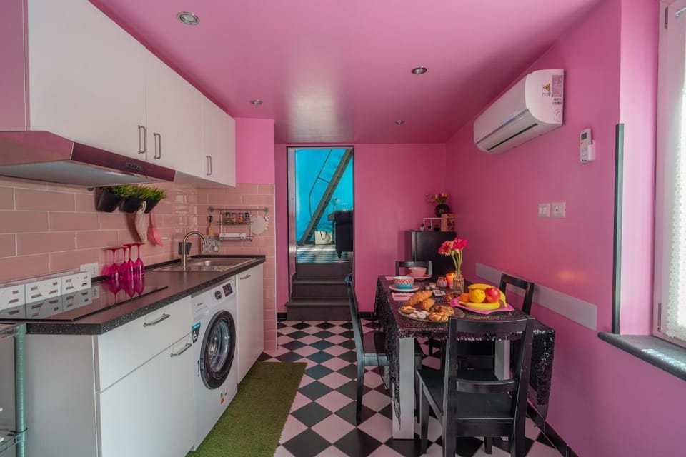Kitchen or kitchenette, Dining area, Food, dishwasher, oven, stove, toaster, washing machine