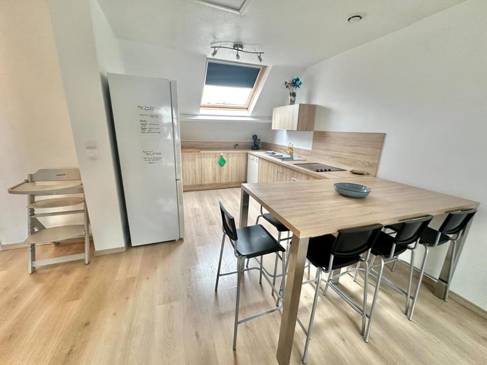 Coffee/tea facilities, Kitchen or kitchenette, Dining area, young children, stove