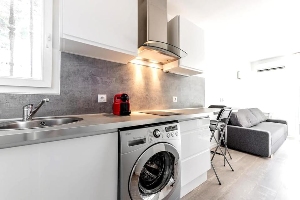 Kitchen or kitchenette, stove, washing machine