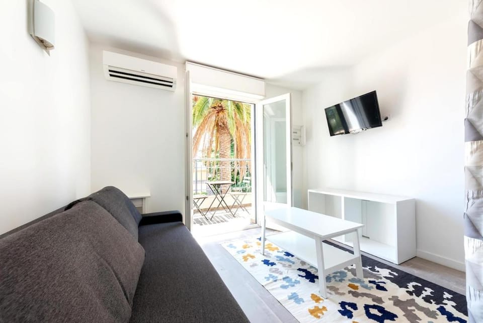 Bed, TV and multimedia, Living room, Bedroom, air conditioner