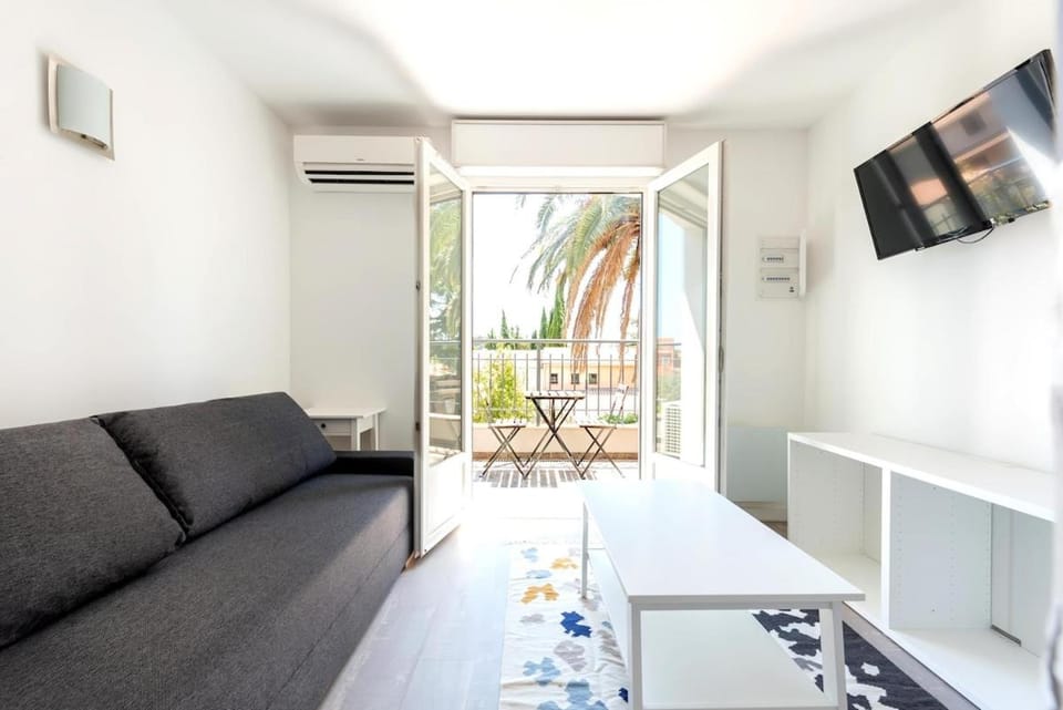 Bed, TV and multimedia, Living room, Photo of the whole room, Bedroom, air conditioner