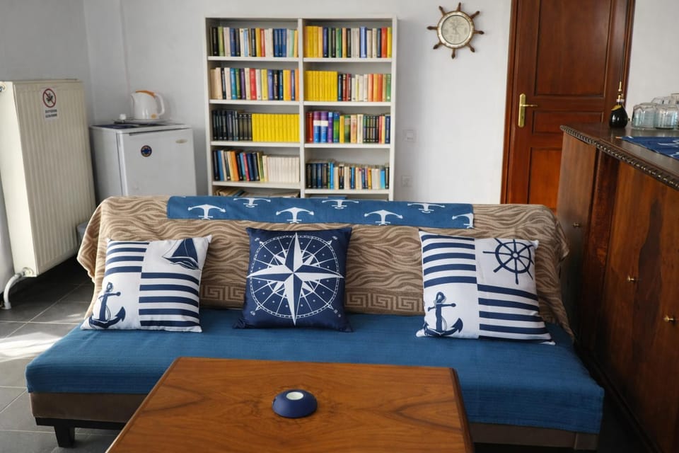 Library, TV and multimedia, Living room, Seating area, air conditioner