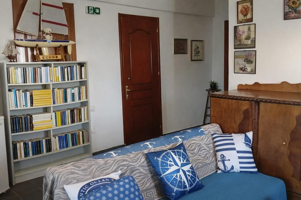 Library, TV and multimedia, Living room, Seating area, air conditioner