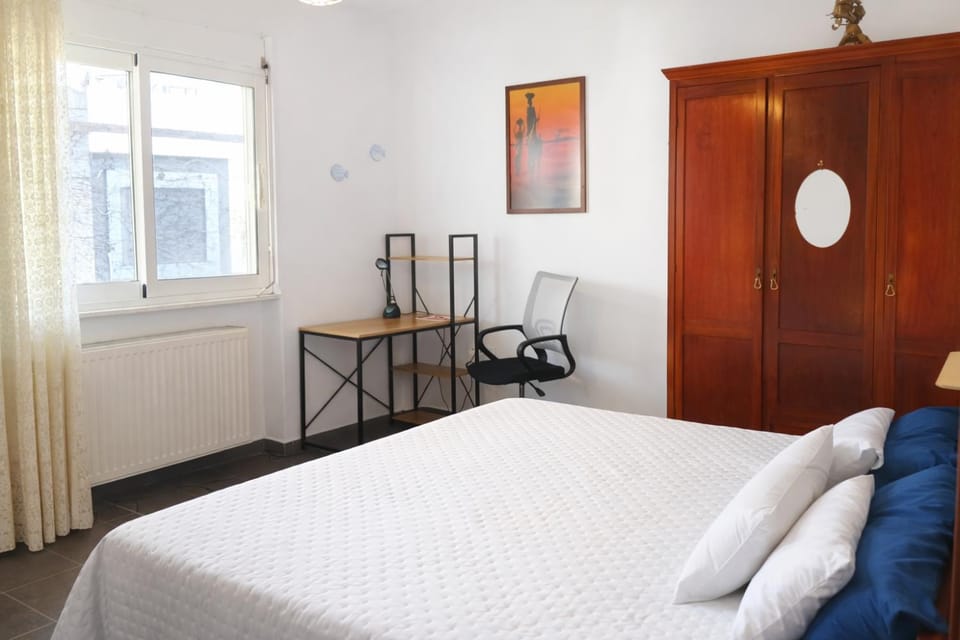 Bed, Bedroom, wardrobe, air conditioner