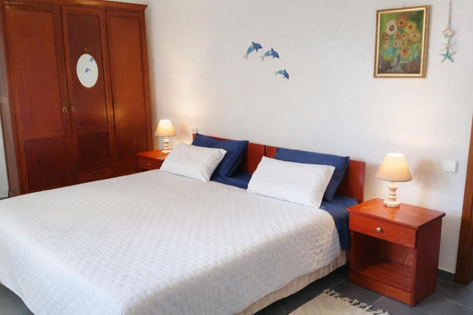Bed, Bedroom, wardrobe, air conditioner