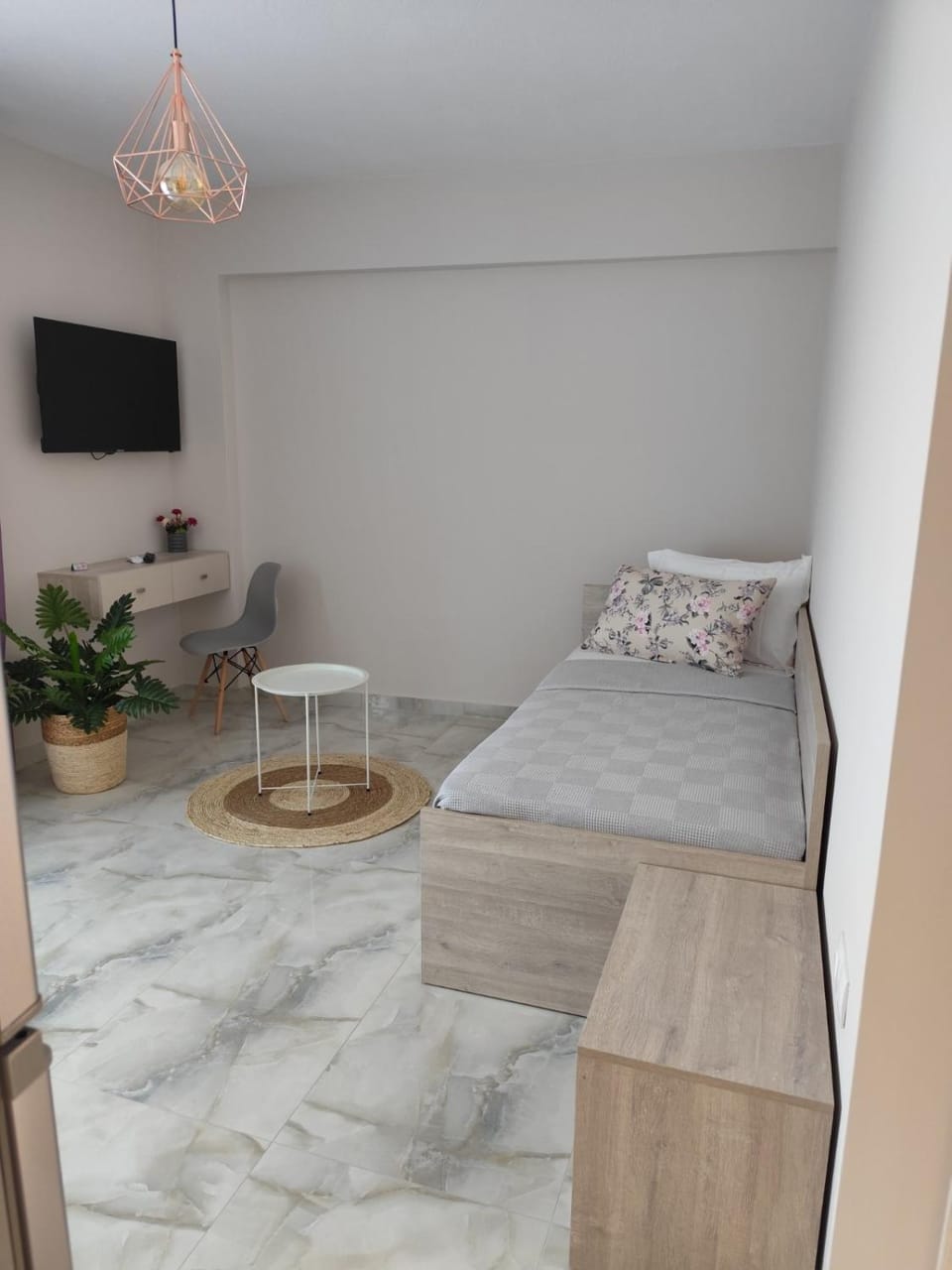 Bed, TV and multimedia, Living room, Photo of the whole room, Bedroom