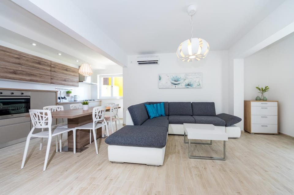 Kitchen or kitchenette, Living room, Seating area, Dining area