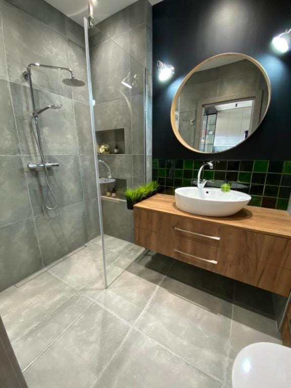 Shower, Toilet, Bathroom