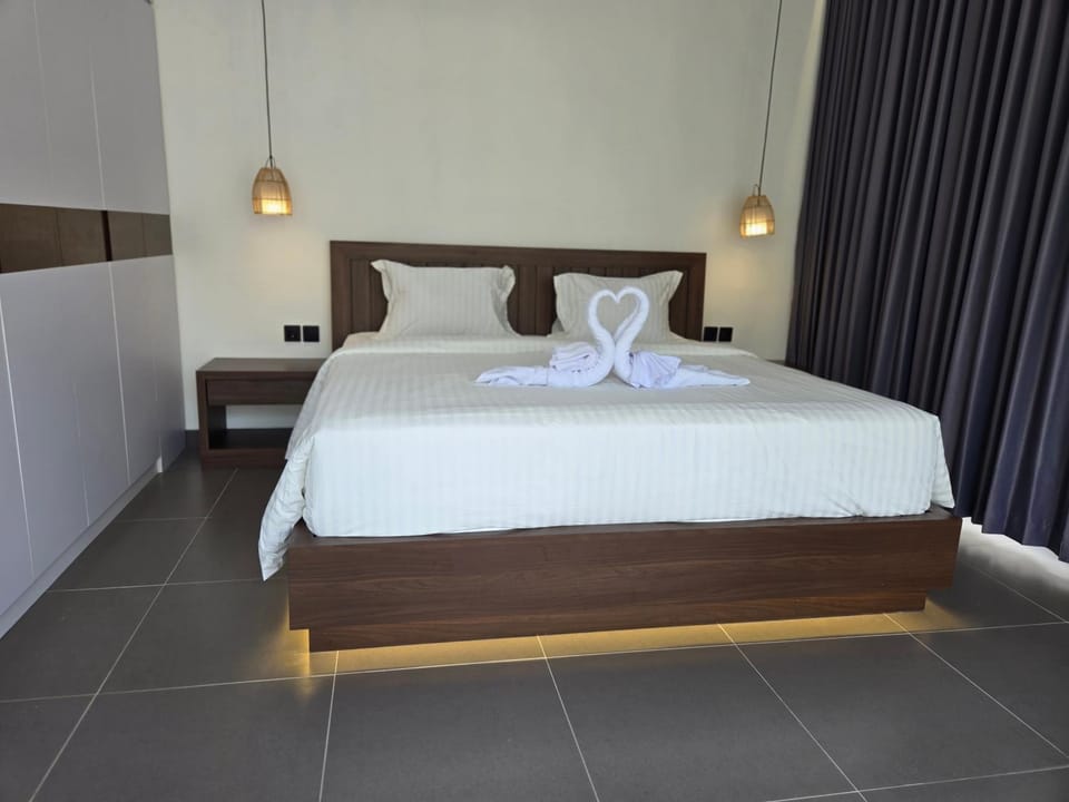Bed, Photo of the whole room, Bedroom, towels
