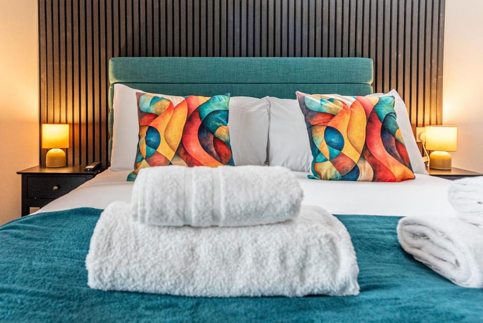 Bed, Bedroom, towels