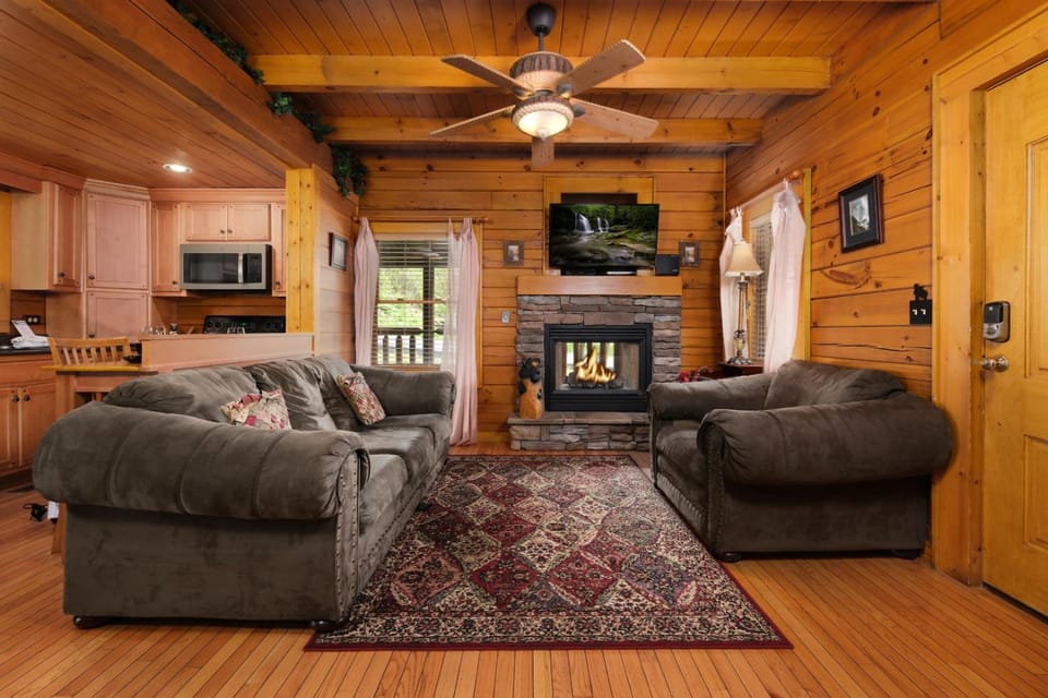 River Romance Love Flows Here Chalet in Pigeon Forge
